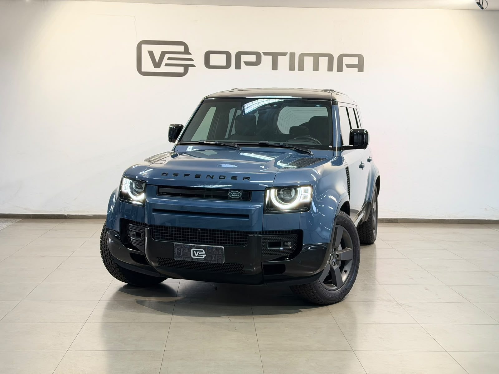 Land Rover Defender no showroom Óptima